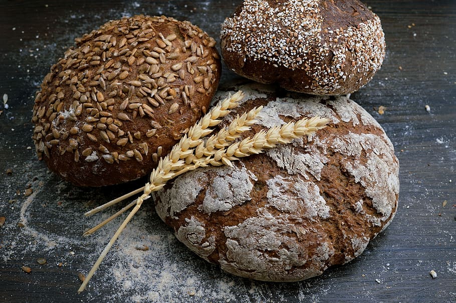cereal, tres, pastes, primer pla, foto, al forn, cookies, negre, superfície, pa, cocció, llavors, blat, pans, menjar i beguda, menjar, frescor, taula, llavor, marró, a l'interior, natura morta, vista d’angle alt, benestar, alimentació saludable, bun, cap gent, material de fusta, llest per menjar, integral, pa marró, temptació, 4K