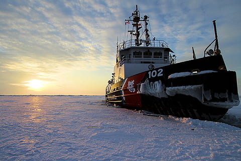 Weiß, schwarz, Schiff, Eis, Winter, kalt, Militär-, Küstenwache, Cutter, Lake Erie, Landschaft, Sonne, Dämmerung, Abend, nautisch, Himmel, Kreuzfahrt, Sonnenuntergang, Wolken, Vereinigte Staaten von Amerika, großer See, Transport, Wasserfahrzeug, Meer, Transportmittel, Wasser, wolke - himmel, Natur, Land, keine Leute, draußen, Strand, Reise, Horizont, Horizont über Wasser, Schönheit in der Natur, Versand, Marine, 1080P, CC0, gemeinfrei, lizenzfrei