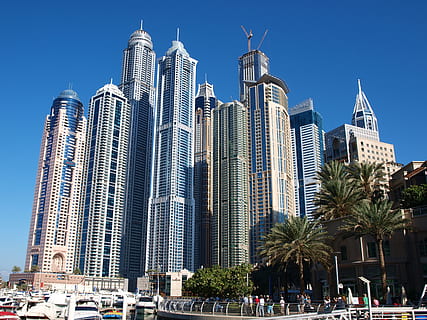 Wolkenkratzer, große Stadt, u a e, die Architektur, Gebäudehülle, Gebäude, Bürogebäude außen, gebaute Struktur, Stadt, modern, Himmel, Baum, Büro, städtische Skyline, Turm, Reiseziele, große Höhe, Wohngegend, Transport, Transportmittel, Natur, Landschaft, Stadtbild, keine Leute, draußen, Finanzviertel, 2K, CC0, gemeinfrei, lizenzfrei