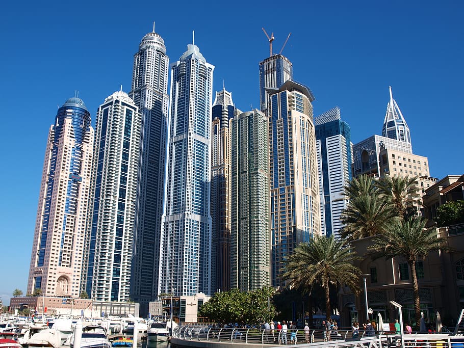 Wolkenkratzer, große Stadt, u a e, die Architektur, Gebäudehülle, Gebäude, Bürogebäude außen, gebaute Struktur, Stadt, modern, Himmel, Baum, Büro, städtische Skyline, Turm, Reiseziele, große Höhe, Wohngegend, Transport, Transportmittel, Natur, Landschaft, Stadtbild, keine Leute, draußen, Finanzviertel, 2K