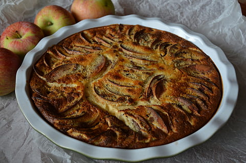 patru mere roșii, Plăcintă cu mere, măr, tort, alimente, desert, patiserie, copt, Placinta dulce, de casă, gurmand, prospeţime, brutărie, mancare si bautura, fruct, mâncat sănătos, mere - fructe, în interior, bunăstare, a închide, nici o persoana, vedere în unghi mare, natură moartă, masa, direct deasupra, mâncare dulce, maro, farfurie, plăcintă, ispită, mancare frantuzeasca, prăjitură, 4K, CC0, domeniu public, fără drepturi de autor