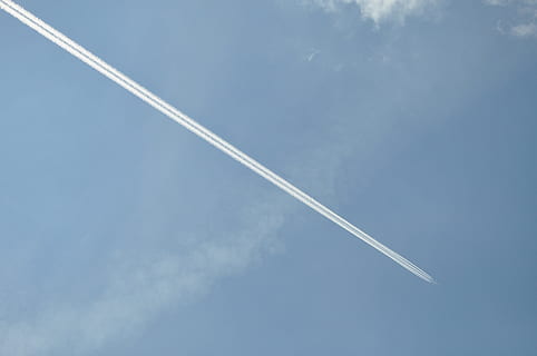 Wolken, Hintergrund, Himmel, Sommer-, Flugzeug, Blau, Transport, co2, der Verkehr, Kondensstreifen, Geschwindigkeit, wolke - himmel, Luftfahrzeug, fliegend, Transportmittel, Tag, keine Leute, Natur, Flachwinkelansicht, Bewegung, draußen, Reise, Schönheit in der Natur, unterwegs, direkt darunter, 4K, CC0, gemeinfrei, lizenzfrei