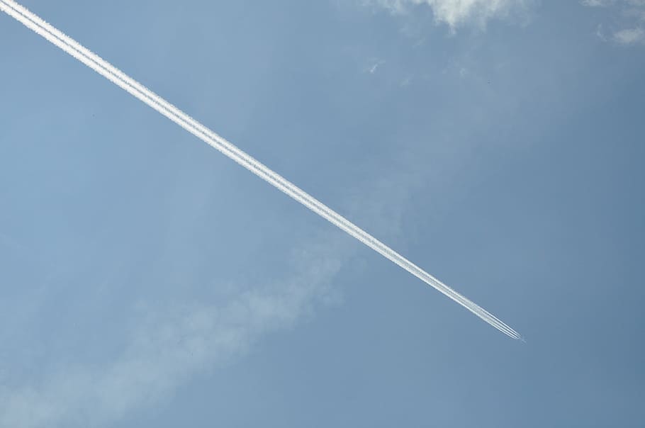 núvols, fons, cel, estiu, avions, blau, transport, co2, trànsit, pista de vapor, avió, velocitat, núvol - cel, vehicle aeri, volant, manera de transport, dia, cap gent, naturalesa, vista d’angle baix, moviment, a l'aire lliure, viatjar, bellesa a la natura, en moviment, directament a sota, 4K