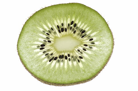 fruita, kiwi, macro, tir de l'estudi, alimentació saludable, fons blanc, tall, menjar, menjar i beguda, benestar, a l'interior, llavor, secció transversal, frescor, tallar, color verd, natura morta, primer pla, cap gent, sucós, madur, picat, menjar vegetarià, 2K, CC0, domini públic, lliure de regalies