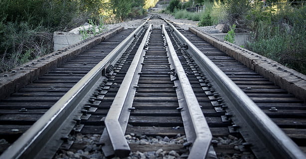 tom togbane, spore, jernbane, tog, struktur, perspektiv, jernbanetransport, jernbanespor, retning, transportmidler, vejen frem, faldende perspektiv, plante, forsvindingspunkt, metal, dag, natur, ingen mennesker, jernbane slips, træ, forbindelse, udendørs, parallel, høj vinkel visning, grus, lang, 2K, CC0, offentligt domæne, royaltyfrie