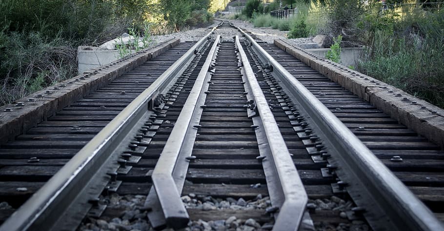 tom togbane, spore, jernbane, tog, struktur, perspektiv, jernbanetransport, jernbanespor, retning, transportmidler, vejen frem, faldende perspektiv, plante, forsvindingspunkt, metal, dag, natur, ingen mennesker, jernbane slips, træ, forbindelse, udendørs, parallel, høj vinkel visning, grus, lang, 2K