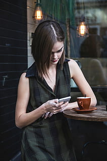 verd, negre, plaid, vestit sense mànigues imprès, imprimir, sense mànigues, vestit, dones, telèfon mòbil, missatge de text, tecnologia, una persona, gent, femelles, estils de vida, telèfon intel·ligent, cafeteria, adult jove, comunicació, tecnologia sense fils, ètnia caucàsica, adult, cafè - beguda, telèfon, Internet, somrient, a l'aire lliure, celebració, assegut, vida de ciutat, roba casual, escena urbana, dones joves, bonic, alegre, dispositiu d’informació portàtil, persones reals, activitat d'oci, connexió, utilitzant el telèfon, vista frontal, pentinat, 5K