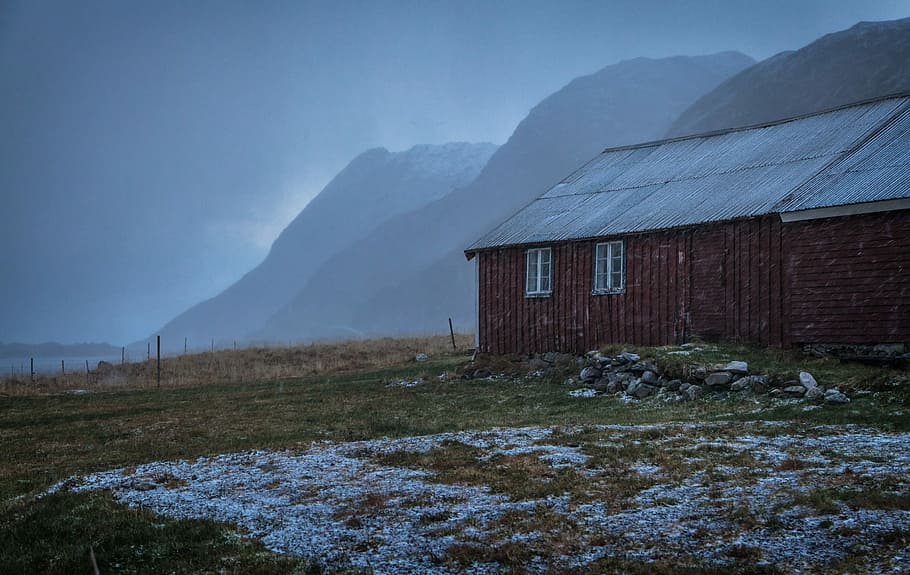 fotografering af hus, lade, Mark, bjerge, afstand, bjergkæde, bjerg lag, kabine, vinter, landskab, arkitektur, bygning udvendig, bjerg, bygget struktur, himmel, landbrugsbygning, bygning, jord, miljø, natur, hus, gård, scenics - natur, skønhed i naturen, ingen mennesker, udendørs, 2K