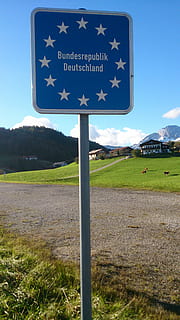 Deutschland, Grenzüberschreitung, Rand, Schild, EU, Zeichen, Kommunikation, Information, Straße, Himmel, Text, Straßenschild, Feld, Natur, Pflanze, Tag, Land, Gras, Beratung, Hinweisschild, keine Leute, Landschaft, westliche Schrift, Umgebung, Blau, draußen, 4K, CC0, gemeinfrei, lizenzfrei