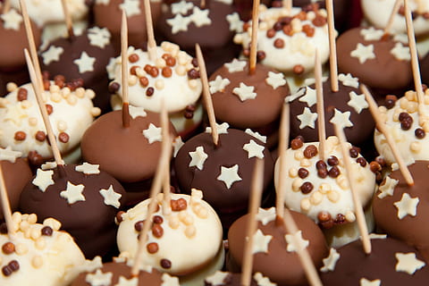 bon bons de xocolata, fons, marró, pastís, caramels, xocolata, fosc, deliciós, postres, menjar, llet, patró, rodó, petit, berenar, dolç, saborós, tractar, blanc, pal, menjar i beguda, celebració, forma d'estrella, a l'interior, menjar dolç, natura morta, festa, cap gent, primer pla, al forn, indulgència, gran grup d'objectes, frescor, variació, Nadal, cookie, elecció, forma, temptació, 2K, CC0, domini públic, lliure de regalies