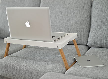 macbook prata, mesa de laptop, sofá, abrir, macbook, mesa, engenheiro, computador, Programas, desenvolvedor, lança, computador portátil, tecnologia sem fio, tecnologia, conexão, comunicação, mobília, dentro de casa, assento, usando laptop, cadeira, Internet, cinzento, portabilidade, conveniência, rede de computadores, interior de casa, sala doméstica, ninguém, visão de alto ângulo, 5K, CC0, domínio público, royalty free