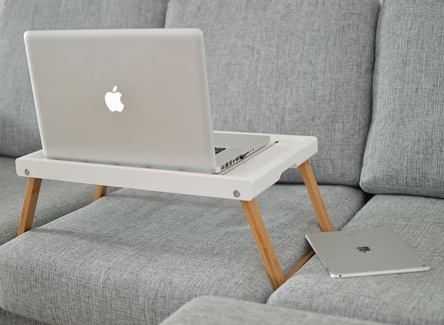 macbook prata, mesa de laptop, sofá, abrir, macbook, mesa, engenheiro, computador, Programas, desenvolvedor, lança, computador portátil, tecnologia sem fio, tecnologia, conexão, comunicação, mobília, dentro de casa, assento, usando laptop, cadeira, Internet, cinzento, portabilidade, conveniência, rede de computadores, interior de casa, sala doméstica, ninguém, visão de alto ângulo, 5K