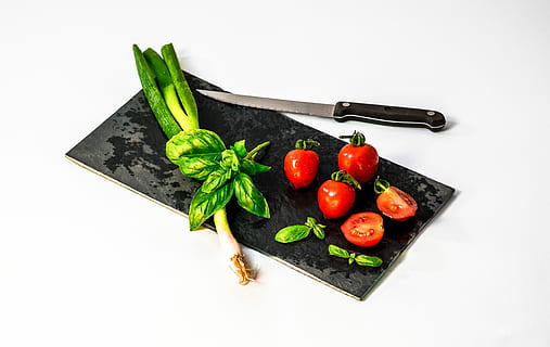 tomates, couteau, hacher, planche, planche à découper, aliments, légume, fraîcheur, alimentation saine, feuille, couleur verte, Nourriture et boisson, tomate, cuisine, rouge, fermer, nourriture crue, biologique, fond blanc, fruit, bien-être, prise de vue en studio, à l'intérieur, personne, coupé, ingrédient, vue grand angle, pimenter, vert, mode de vie sain, herbe, suivre un régime, la nourriture végétarienne, 4K, CC0, domaine public, libre de droits