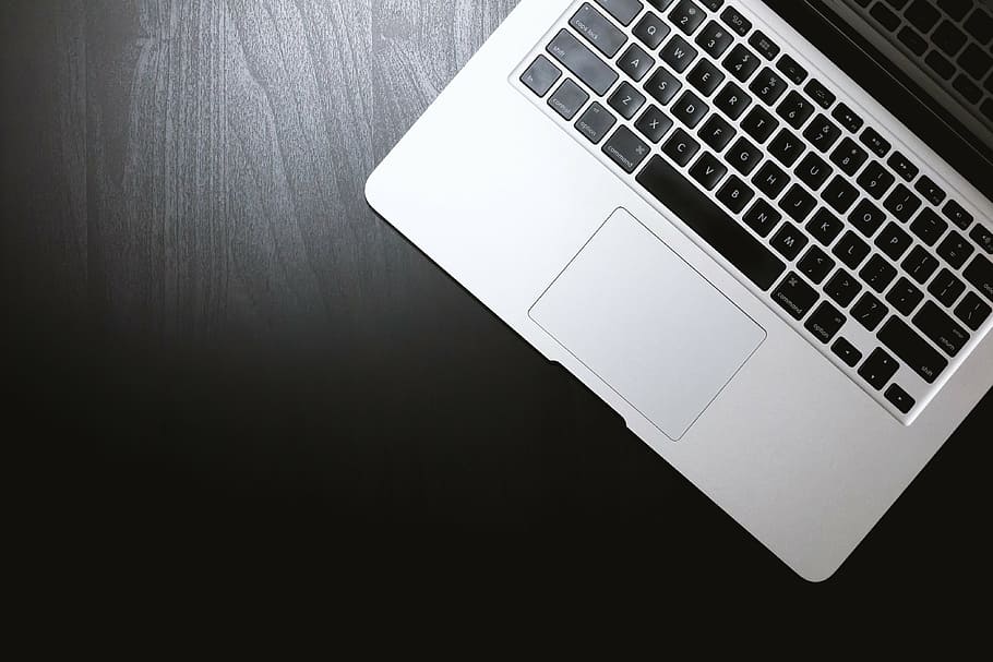 macbook, professionista, turnd, il computer portatile, Mela, taccuino, lavoro, tavolo da lavoro, tavolo, nero, bianca, argento, display, hardware, ufficio, tecnologia, tecnologia wireless, computer, colore nero, tastiera del computer, copia spazio, tasto del computer, color argento, nessuno, comunicazione, connessione, in casa, tastiera, attrezzatura informatica, avvicinamento, vista dall'alto, dispositivo di informazione portatile, buio, direttamente sopra, girato in studio, sfondo nero, vuoto, lavorare a casa, 4K
