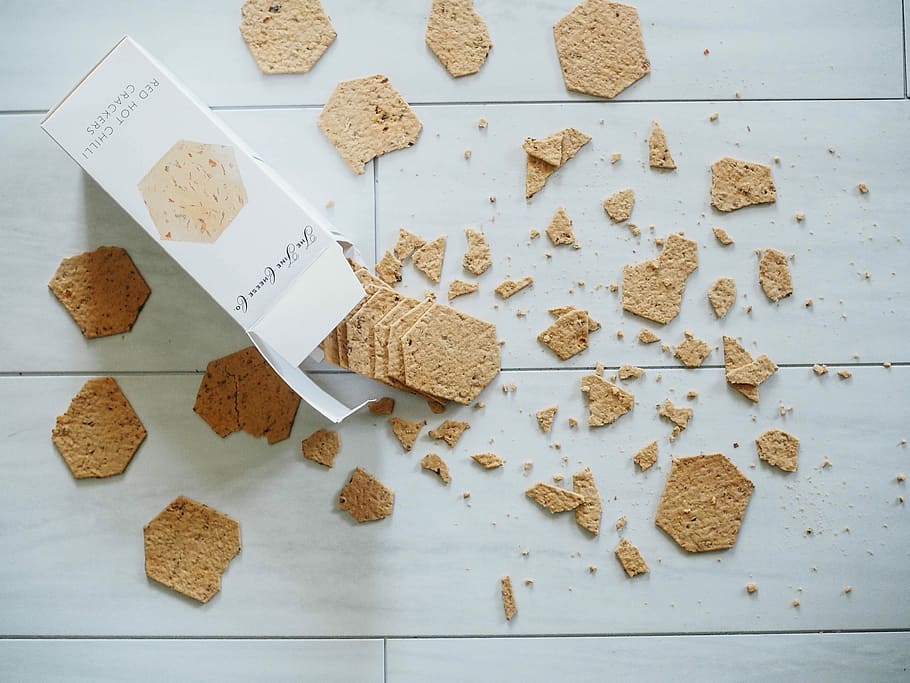 sušenky, box, šedá, povrch, kousky, podlaha, sušenka, upustil, chaotický, skříňka na cracker, jídlo, uvnitř, jídlo a pití, variace, vysoký úhel pohledu, velká skupina objektů, výběr, svěžest, stálý život, nikdo, přímo nad, Zdravé stravování, stůl, blahobyt, cookie, kuchyňské nádobí, pečený, matice, jíst nádobí, snídaně, Svačina, 4K