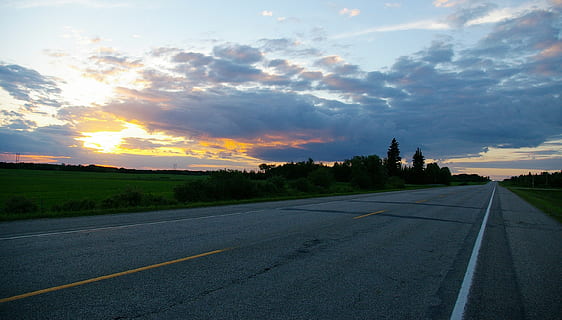 valtatie, auringonlasku, pilviä, taivas, pilvinen taivas, auringonlaskun moottoritie, tie, pilvi - taivas, kuljetus, tie eteenpäin, suunta, tien merkintä, symboli, merkki, kasvi, kauneus luonnossa, ei ihmisiä, luonto, näkökulmasta, puu, maa, katoamispiste, tyhjä tie, eroittava viiva, kaksinkertainen keltainen viiva, ulkona, 2K, CC0, public domain, rojaltivapaa