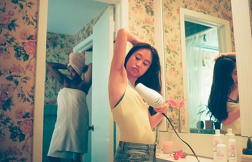 donna, indossare, bianca, carro armato, superiore, colpo di donna, essiccazione, ascella, dentro, bagno, giovane adulto, in casa, in piedi, una persona, dalla vita in su, giovani donne, specchio, adulto, bellezza, bella donna, donne, riflessione, stili di vita, capelli, acconciatura, persone reali, preparazione, contemplazione, 5K, CC0, dominio pubblico, privo di copyright