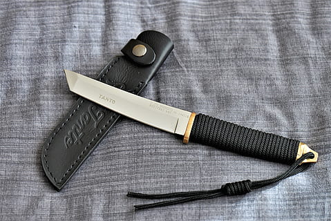 daga de plata, negro, funda de cuero, tanto, cuchillo, arma, agudo, japonés, pistola samurai, cuchillo de combate, históricamente, espada, de color negro, adentro, naturaleza muerta, textil, vista de alto ángulo, nadie, foto de estudio, directamente arriba, gris, ropa, de cerca, equipo, cuchillo - arma, mesa, cuero, fondo gris, Pluma fuente, hecho por el hombre, accesorio personal, Sastre, 5K, CC0, dominio público, libre de derechos