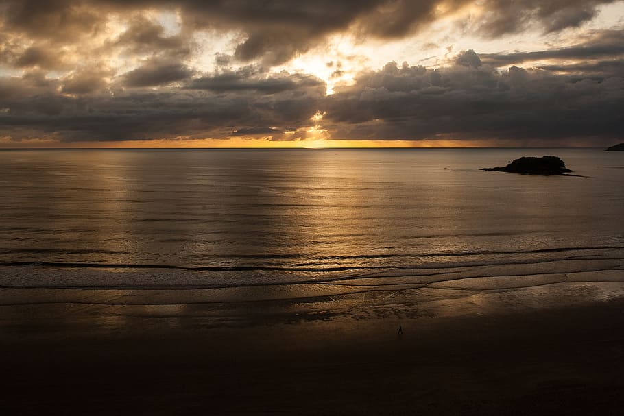 sol, paisatge, naturalesa, posta de sol, eventide, mar, platja, ceu, per postes de sol, cel, horitzó, bonic, tranquil, bellesa, núvols, vacances, Brasil, viatge, litoral, turisme, descans, passeig, estiu, tarda, santa catarina, el complex, balneário camboriú, illa, núvol - cel, aigua, bellesa a la natura, escena tranquil·la, escenics - natura, tranquil·litat, horitzó sobre l’aigua, terra, idíl·lic, reflexió, cap gent, cel dramàtic, escena no urbana, a l'aire lliure, 1080P