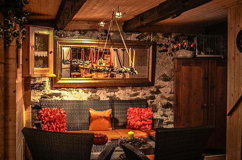 spiegel, salon, rustiek, steen, kom tot rust, feest, weinig, boerenwoning, stoffering, bank, meubilair, binnenshuis, geen mensen, huiskamer, afwezigheid, huis, interieur, woonkamer, hout - materiaal, houder, stoel, architectuur, verlicht, ingebouwde structuur, sofa, arrangement, verlichtingsapparatuur, netjes, comfortabel, 4K, CC0, publiek domein, royaltyvrij
