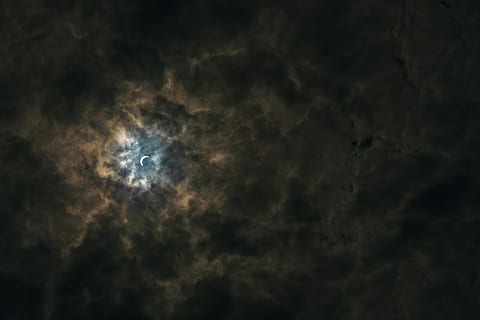 Halvmåne, omgivet, Brun, skyer, overskyet himmel, nat, himmel, sol, formørkelse, Sky, mørk, humørsyg, sky - himmel, lav vinkel visning, skønhed i naturen, plads, scenics - natur, natur, måne, astronomi, ro, ingen mennesker, fuldmåne, overskyet, rolig scene, udendørs, dramatisk himmel, atmosfærisk humør, måneskin, lyse, planetmåne, 8K, CC0, offentligt domæne, royaltyfrie