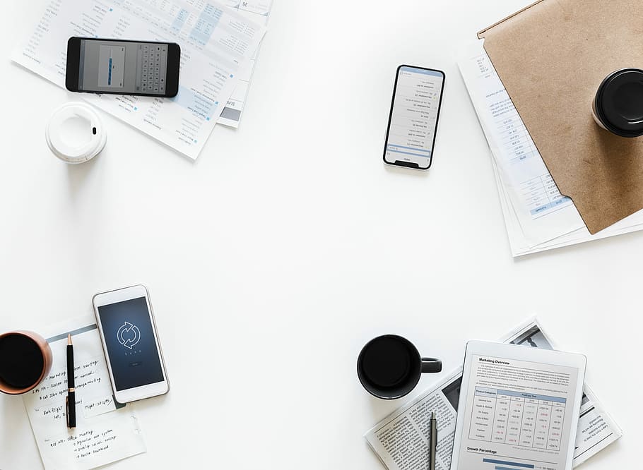 aèria, foto, telèfons, papes, capaç, tecnologia, comunicació, tecnologia sense fils, connexió, telèfon mòbil, dispositiu d’informació portàtil, ordinador, directament a sobre, telèfon intel·ligent, vista d’angle alt, portàtil, negocis, taula, cap gent, escriptori, a l'interior, natura morta, mobles, oficina, telèfon, 1080P