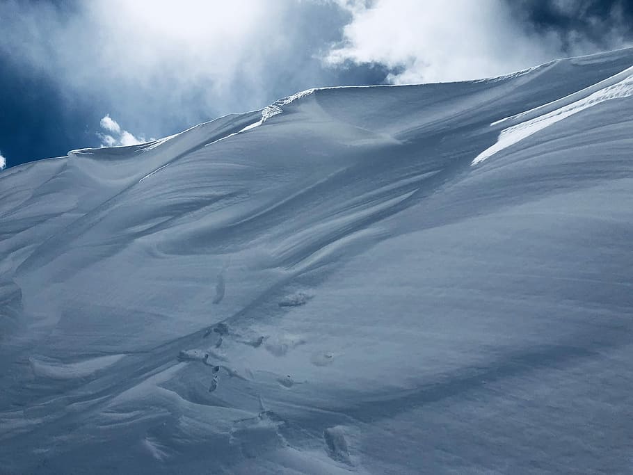 bjerge, dækket, sne, snedækket, bjerg, dagtimerne, Sky, bjergside, blå, hvid, kold, blå himmel, natur, vinter, afdrift, kold temperatur, landskab, scenics - natur, miljø, skønhed i naturen, sky - himmel, ro, dag, himmel, hvid farve, ingen mennesker, is, ikke-urbane scene, Frosset, udendørs, renhed, bjergtop, pulver sne, 1080P