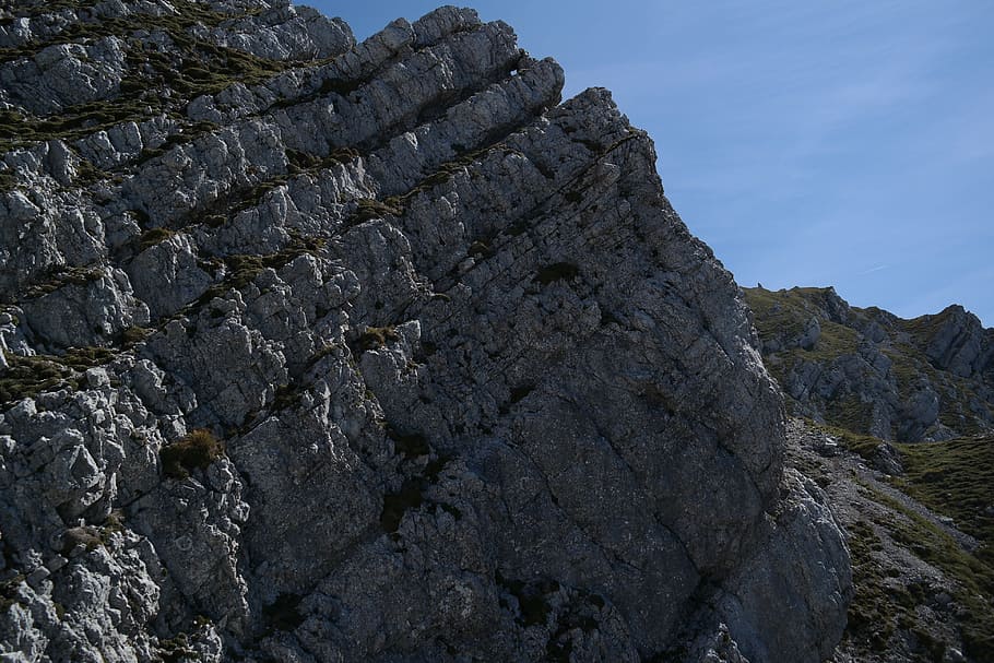 montagna, strato, strati di roccia, roccia, pietre, parete, roccioso, massi, bordo roccioso, masso, roccia - oggetto, solido, formazione rocciosa, cielo, natura, geologia, nessuno, giorno, terra, geografia fisica, scena non urbana, Inquadratura dal basso, catena montuosa, ambiente, paesaggio, all'aperto, bellezza nella natura, la tranquillità, eroso, formazione, picco di montagna, stratificato, 4K