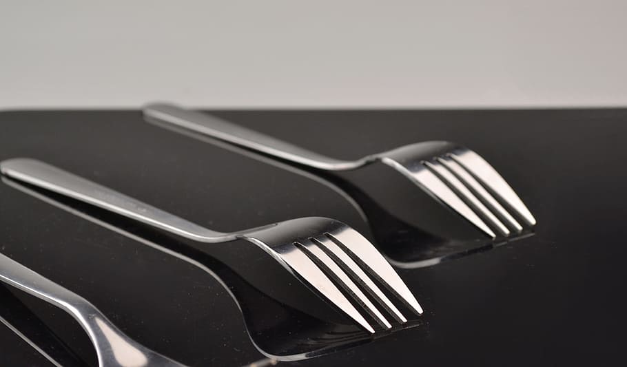 forchetta, vasellame, Strumento per tagliare, metallo, singolo oggetto, nessuno, in casa, avvicinamento, giorno, utensile da cucina, attrezzature domestiche, tavolo, acciaio, acciaio inossidabile, girato in studio, natura morta, color argento, lega, coltello da tavola, concentrarsi sulle conoscenze acquisite, coltello, cibo e bevande, cenare, 2K