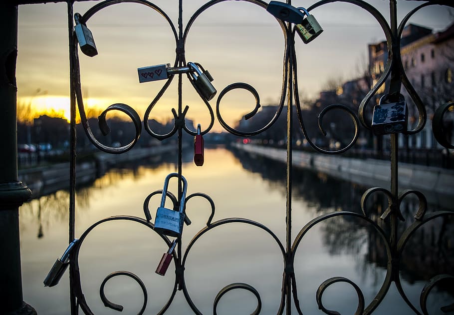 panys, pont, posta de sol, reflexió, aigua, a la tarda, taronja, amor, romanç, paisatge, parella, sol, núvol, dambovita, cel, bucarest, primavera, cap gent, metall, gots, ciutat, arquitectura, ulleres, centrar-se en primer pla, carrer, finestra, naturalesa, a l'aire lliure, dia, transparent, vidre - material, núvol - cel, primer pla, barrera, límit, 5K