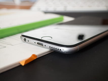 åben, notesbog, telefon, skrivebord, computer, grøn, iphone, tastatur, lys, markør, Bemærk, pen, skitse, skitsebog, forretning, makro, objekter, kontor, teknologi, arbejdsområde, arbejde + tech, bærbar, udstyr, pc, trådløs teknologi, selektiv fokusering, indendørs, ingen mennesker, tæt på, bord, meddelelse, forbindelse, stilleben, fokus på forgrunden, møbel, smart telefon, bærbar informationsenhed, papir, mobiltelefon, 4K, CC0, offentligt domæne, royaltyfrie