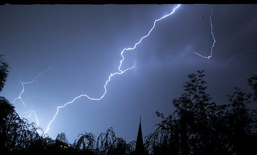 lynnedslag, træ, nat tid, lyn, storm, nat, tordenvejr, mørk, himmel, natur, magt i naturen, sky - himmel, strøm, skønhed i naturen, forked lightning, miljø, meddelelse, dramatisk himmel, elektricitet, advarselsskilt, lav vinkel visning, ingen mennesker, udendørs, regn, 5K, CC0, offentligt domæne, royaltyfrie