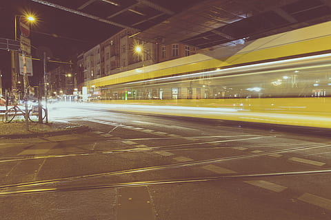 lapse de temps, ocupat, carretera, arquitectura, Berlín, pont, edifici, capital, alemany, Alemanya, a l'est de Berlín, europa, exposició llarga, tramvia, metro, mig, illa del museu, vida nocturna, prenzlau, prenzlauer berg, barri, bloc d’habitatges, prefabricat, festa, visites turístiques, horitzó, transport, subterrani, trànsit, destinació, crepuscle, nit, ubahn, urbà, West Berlin, cruïlla, encreuament de carreteres, schönhauser allee, avinguda de castanyes, avinguda de pollancre, eberswalder str, b96a, escena urbana, carrer, ciutat, velocitat, vida de ciutat, paisatge urbà, moviment borrós, viatjar, districte del centre de la ciutat, il·luminat, transport per ferrocarril, estructura construïda, manera de transport, moviment, vies del ferrocarril, transport públic, sender lleuger, pista, cap gent, exterior de l'edifici, llum del carrer, a l'aire lliure, llum, 5K, CC0, domini públic, lliure de regalies