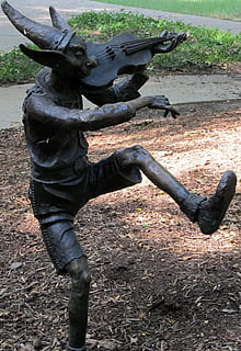 duendecito, duende, violín, música, jugando, gnomo, duendecillo, Troll, ninfa, hada, violinista, escultura, estatua, bronce, parque, representación, día, Arte y artesanía, de color negro, naturaleza, representación humana, fauna animal, creatividad, mamífero, una persona, al aire libre, campo, semejanza masculina, gente real, 1080P, CC0, dominio público, libre de derechos