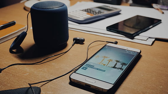 bianca, smartphone, di legno, scrivania, altoparlante, tecnologia, xperia, androide, musica, connessione, tecnologia wireless, comunicazione, computer, tavolo, rete di computer, cavo, in casa, il computer portatile, Internet, tavoletta digitale, portabilità, dispositivo di informazione portatile, attrezzatura per la registrazione del suono, smart phone, vista dall'alto, mobilia, 5K, CC0, dominio pubblico, privo di copyright