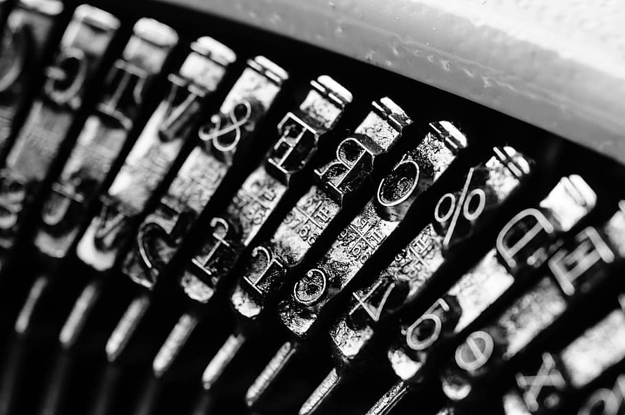 Makrofotografie, Schreibmaschinentasten, Typen, Schreibmaschine, Schwarz-Weiss, Technologie, Steuerung, Nahansicht, Kommunikation, Verbindung, keine Leute, Komplexität, Schalttafel, selektiver Fokus, Text, Maschinen, drinnen, Geschäft, Maschinenteil, Ausrüstung, Brief, Nummer, Computerausrüstung, Finanzen, Alphabet, Wirtschaft, elektrische Komponente, 1080P