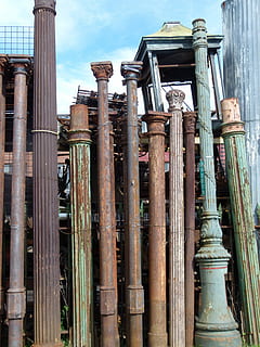 architectuur, kolom, post, bouwkundig, antiek, pijler, dag, ingebouwde structuur, geen mensen, buitenkant van het gebouw, metaal, hemel, hout - materiaal, buitenshuis, roestig, natuur, verlaten, oud, verouderd, industrie, focus op de voorgrond, lage hoekweergave, architectonische kolom, brandstof en stroomopwekking, geschiedenis, bamboe - plant, 4K, CC0, publiek domein, royaltyvrij