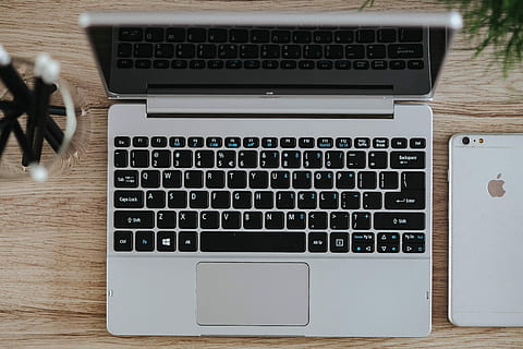 ordinateur portable acer argent, en bois, vert, plante, des crayons, argent, acer, portable, plante verte, iphone Apple, lieu de travail, ordinateur, carnet, La technologie, clavier d'ordinateur, affaires, bois - matériau, table, personne, l'Internet, Bureau, pc, équipement, Technologie sans fil, communications globales, la communication, lien, dispositif d'information portable, à l'intérieur, clavier, équipement informatique, directement au-dessus, lettre, nature morte, alphabet, vue grand angle, couleur noire, clé d'ordinateur, 2K, CC0, domaine public, libre de droits