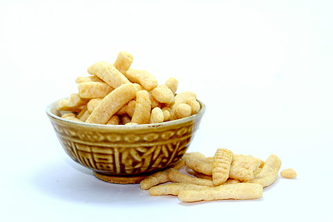 Chip, knackig, Pack, Snack, Schüssel, Terrine, isoliert, Haufen, Pfeffer, Scheibe, Teller, gebraten, köstlich, Weiß, ungesund, fetthaltig, Diät, bereit, Gelb, hell, Orange, Kalorien, Becken, gewellt, Beschneidungspfad, Müll, Gemüse, Essen, lecker, Keramik, Vitamin, Nein, Schnitt, gießen, gesalzen, Zutat, golden, Hintergrund, frisch, würzig, Paket, Lebensmittel, schnell, Essen und Trinken, zubereitete Kartoffel, keine Leute, weißer Hintergrund, Studioaufnahme, Frische, Stillleben, drinnen, Nahansicht, ungesunde Ernährung, Kartoffel, fertig für den Verzehr, Fast Food, große gruppe von gegenständen, kopieren sie platz, Pommes frittes, Kartoffelchip, Diät halten, Versuchung, 2K, CC0, gemeinfrei, lizenzfrei
