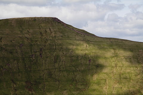 muntanya, ennuvolat, cels, blanc, núvols, muntanya de camp d’herba, ombra, núvol, verd, turó, Camí, ruta, paisatge, naturalesa, cel, canyon, cloudscape, dia ennuvolat, estèril, núvol - cel, terra, escenics - natura, medi ambient, escena no urbana, tranquil·litat, bellesa a la natura, escena tranquil·la, dia, cap gent, planta, camp, herba, a l'aire lliure, color verd, 4K, CC0, domini públic, lliure de regalies