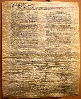 beige, giornale di persone, vecchio, trascrizione, costituzione, Vintage ▾, Presidente, America, Stati Uniti d'America, bandiera, patriottico, americano, primo, capo, unito, patriota, dichiarazione, indipendenza, conserva, diritti, ruggine, stati, ruga, antico, congresso, documento, famoso, storico, carta, ufficiale, politico, politica, noi, democrazia, storia, strutturato, sfondi, legno - materiale, Marrone, testo, nessuno, in casa, sporco, modello, ritagliare, architettura, avvicinamento, copia spazio, in stile retrò, effetto strutturato, venatura del legno, vuoto, 4K, CC0, dominio pubblico, privo di copyright
