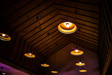 taklamper, tak, dekorasjon, design, belyst, innendørs, lys, rustikk, belysningsutstyr, ingen folk, tre - materiale, henger, på rad, arkitektur, lav vinkel visning, gul, bygget struktur, glødende, anheng lys, gjentakelse, elektrisk lampe, lys - naturlig fenomen, stearinlys, lyspære, stor gruppe gjenstander, lysarmatur, 5K, CC0, offentlig domene, opphavsrett gratis