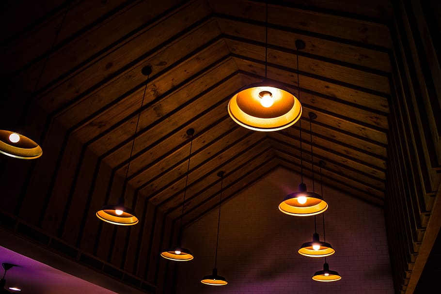 loftlamper, loft, dekoration, design, belyst, indendørs, lys, rustik, belysningsudstyr, ingen mennesker, træ - materiale, hængende, i en række, arkitektur, lav vinkel visning, gul, bygget struktur, glødende, vedhæng lys, gentagelse, elektrisk lampe, lys - naturligt fænomen, lys pære, stor gruppe af objekter, lysarmatur, 5K