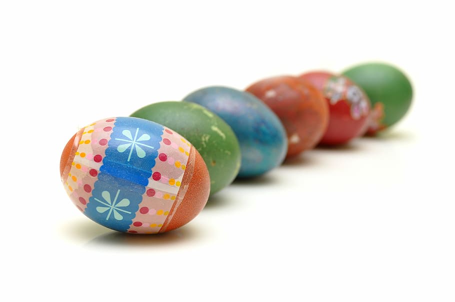 verschiedene Ostereier, Ei, Ostern, Ostereier, Urlaub, Feier, bunt, Grün, Farbe, Spaß, Lebensmittel, Symbol, feiern, traditionell, saisonal, mehrfarbig, weißer Hintergrund, Osterei, ausgeschnitten, Studioaufnahme, keine Leute, Nahansicht, Essen und Trinken, rot, drinnen, grüne Farbe, Gruppe von Objekten, Stillleben, 4K