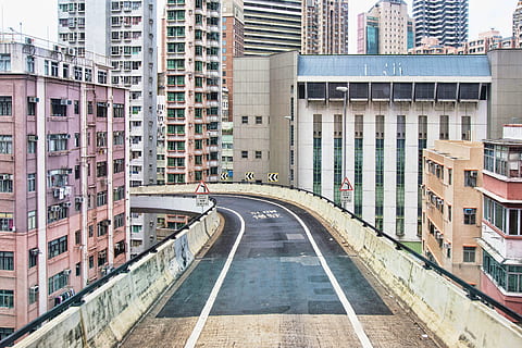 puente beige, foto, hormigón, la carretera, rodeado, edificios, imagen, ciudad, paso superior, edificio, puente, curva, apartamento, escena urbana, arquitectura, estructura construida, exterior del edificio, paisaje urbano, vida en la ciudad, distrito centro, al aire libre, día, Distrito residencial, transporte, ventana, nadie, calle, símbolo, dirección, el camino a seguir, naturaleza, calificación, luz del sol, señalización vial, edificio de oficinas exterior, 5K, CC0, dominio público, libre de derechos