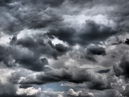 Vogel, Augenansicht Foto, Kumuluswolken, Weiß, grau, Wolken, Himmel, düster, dramatisch, Wolken bilden sich, dunkle Wolken, Trübung, bewölkter Himmel, Sturm, nach vorne, bedrohlich, Wetter, Gewitter, dunkel, Hintergründe, Wolkengebilde, wolke - himmel, Schönheit in der Natur, Flachwinkelansicht, keine Leute, Szenen - Natur, Natur, bedeckt, Dramatischer Himmel, draußen, Sturmwolke, Tag, Umgebung, Ruhe, launischer Himmel, Meteorologie, 4K, CC0, gemeinfrei, lizenzfrei