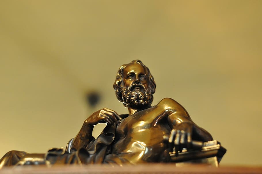 nízký, úhlové fotografování, figurka člověka, bronz, plato, učenec, selektivní zaměření, nikdo, uvnitř, detail, zvířat, den, zastoupení, lidské zastoupení, umění a řemesla, socha, barevné pozadí, sochařství, figurka, zlaté barvy, mužská podobnost, Dějiny, studio shot, minulost, kov, tvořivost, zlato, lesklý, starověké civilizace, 1080P