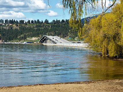 Pohled, více, Příroda, krajina, voda, most, okanagan, kelowna, Kanada, Dálnice, strom, architektura, stavba, rostlina, nebe, mrak - nebe, den, řeka, nikdo, spojení, přistát, klid, most - mužská konstrukce, krása v přírodě, venku, scenics - příroda, 4K, CC0, veřejná doména, bez autorských práv