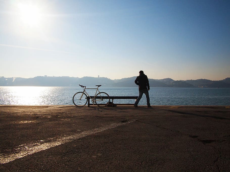 silueta, home, al costat, blanc, fixie bike, mirant, vista de l'aigua de l'oceà, durant el dia, bicicleta, aigua de l’oceà, vista, homes, a l'aire lliure, dues persones, gent, mar, adult, platja, còpia espai, dones, només adults, naturalesa, imatge en color, aigua, recerca recreativa, longitud completa, ciclisme, llum solar, cel, persones reals, estils de vida, transport, una persona, activitat d'oci, bellesa a la natura, escenics - natura, terra, 4K