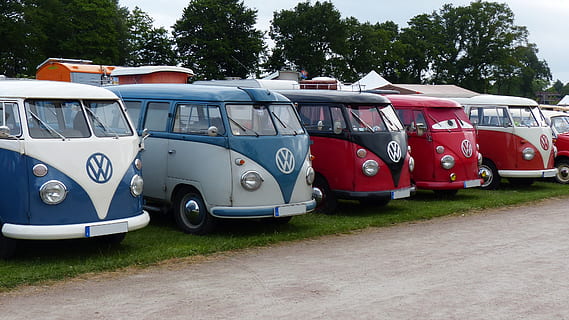 vw, oldtimer, volkswagen, bus, klassisk, automobil, Bulli, nostalgisk, transportform, land køretøj, transportmidler, plante, træ, dag, natur, græs, rød, motor køretøj, bil, gade, stationær, vej, udendørs, ingen mennesker, by, rejse, Mark, 2K, CC0, offentligt domæne, royaltyfrie